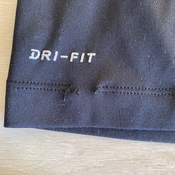 Nike Black Boys Size 5 T-Shirt - Picture 6 of 6